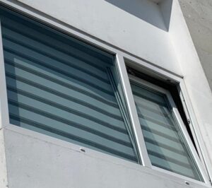 ventana oscilobatiente de pvc color blanco