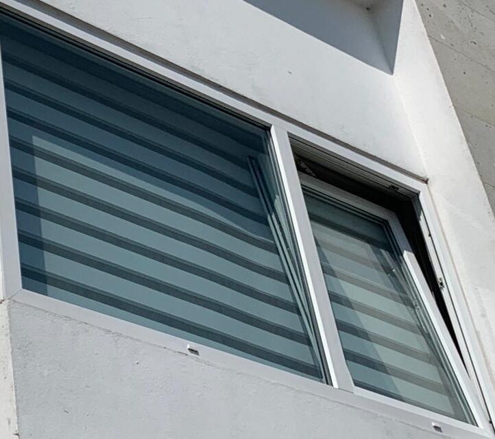 ventana oscilobatiente de pvc color blanco