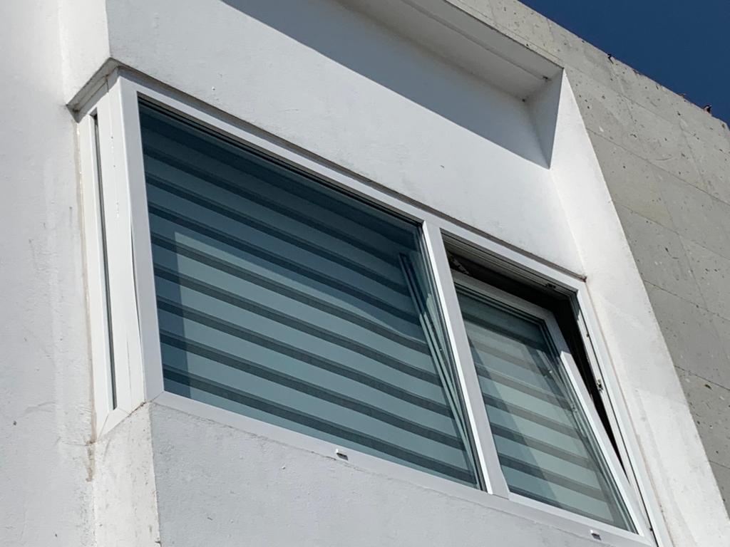 ventana oscilobatiente de pvc color blanco