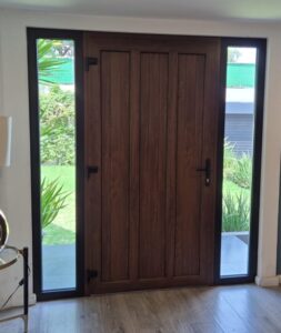 Puerta PVC hermética de entrada tono madera