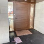 Puerta de PVC para exterior en tono madera . Toluca