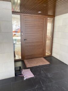 Puerta de PVC para exterior en tono madera . Toluca