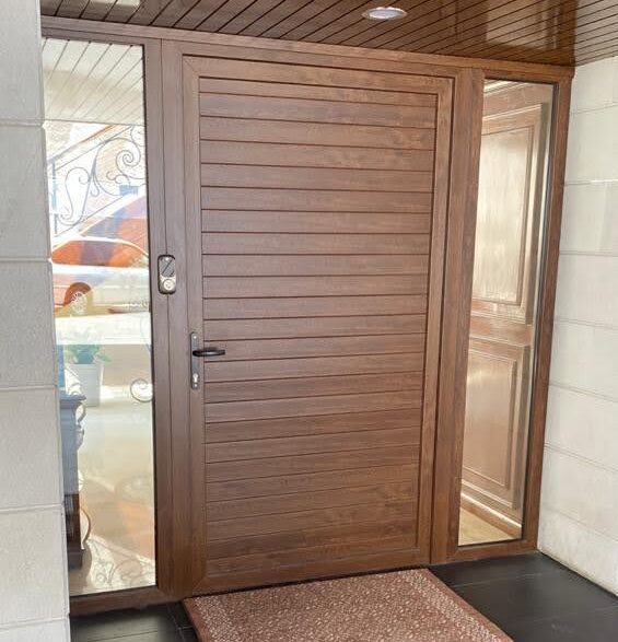 Puerta de PVC para exterior en tono madera . Toluca