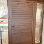 Puerta de PVC para exterior en tono madera . Toluca