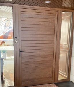 Puerta de PVC para exterior en tono madera . Toluca