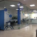 Muros divisorios de area atencion a clientes con vidrio templado