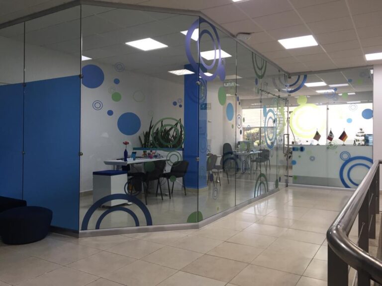 Muros divisorios de area atencion a clientes con vidrio templado