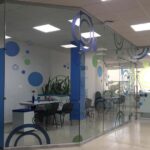 Muros divisorios de area atencion a clientes con vidrio templado