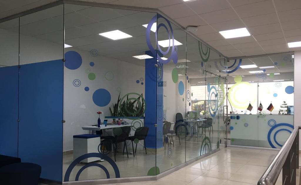 Muros divisorios de area atencion a clientes con vidrio templado