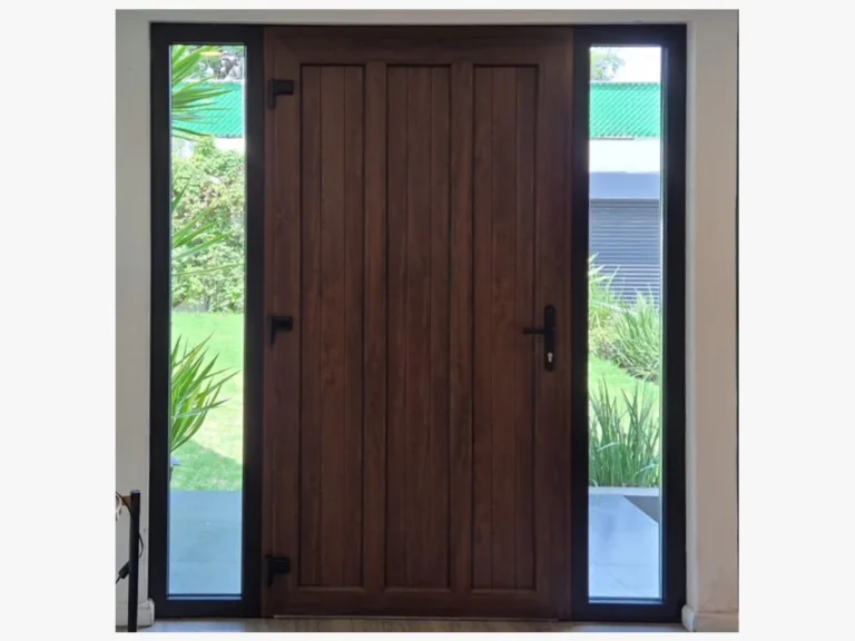 Puerta hermética de PVC tono madera en Ciudad de México