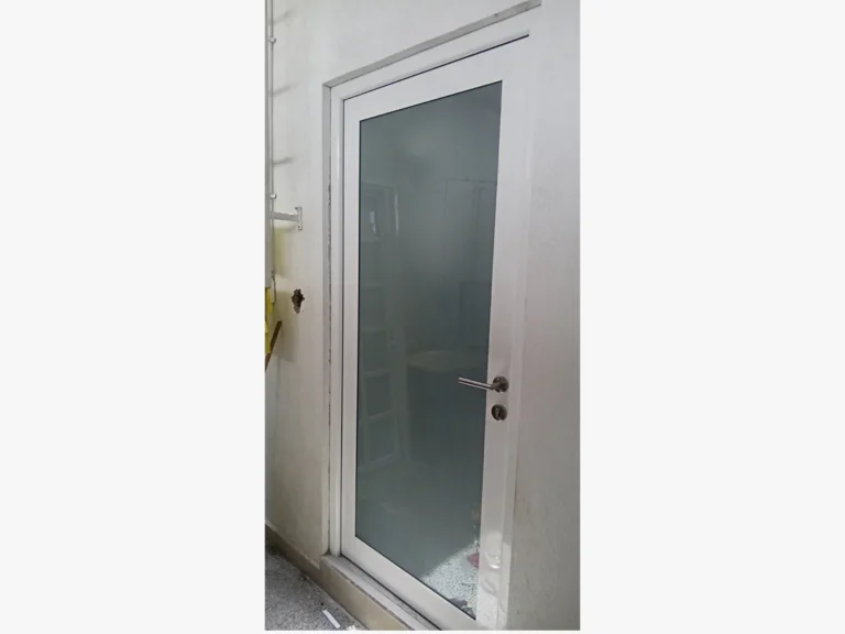 Puerta de aluminio color blanco linea española