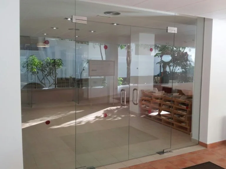 Puerta de vidrio templado con bisagra a piso instalada en CDMX