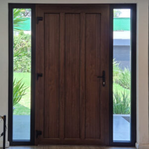Puerta hermética de PVC tono madera en Ciudad de México