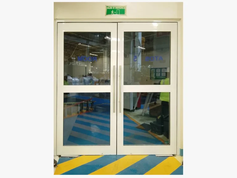 Puerta para fabrica de aluminio linea industrial con bisgras hidraúlicas