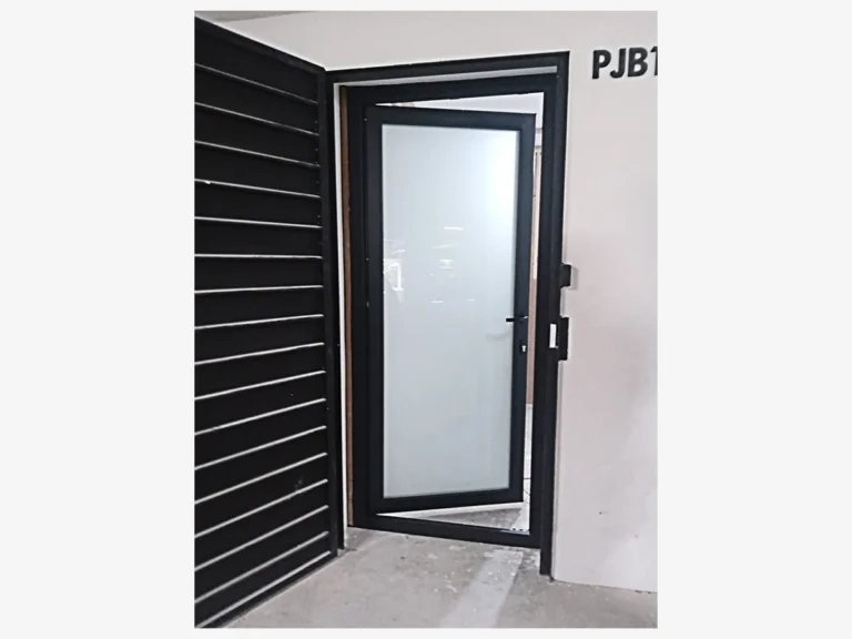 puerta color jet black de pvc termoacústica